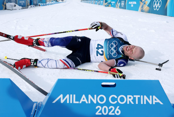 Олімпіада-2026: три біатлоністи раптово зупинилися перед фінішем і влаштували зарубу